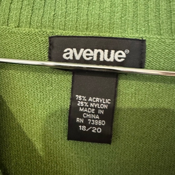 Avenue Green V-Neck Sweater Lightweight Knit - Picture 3 of 5